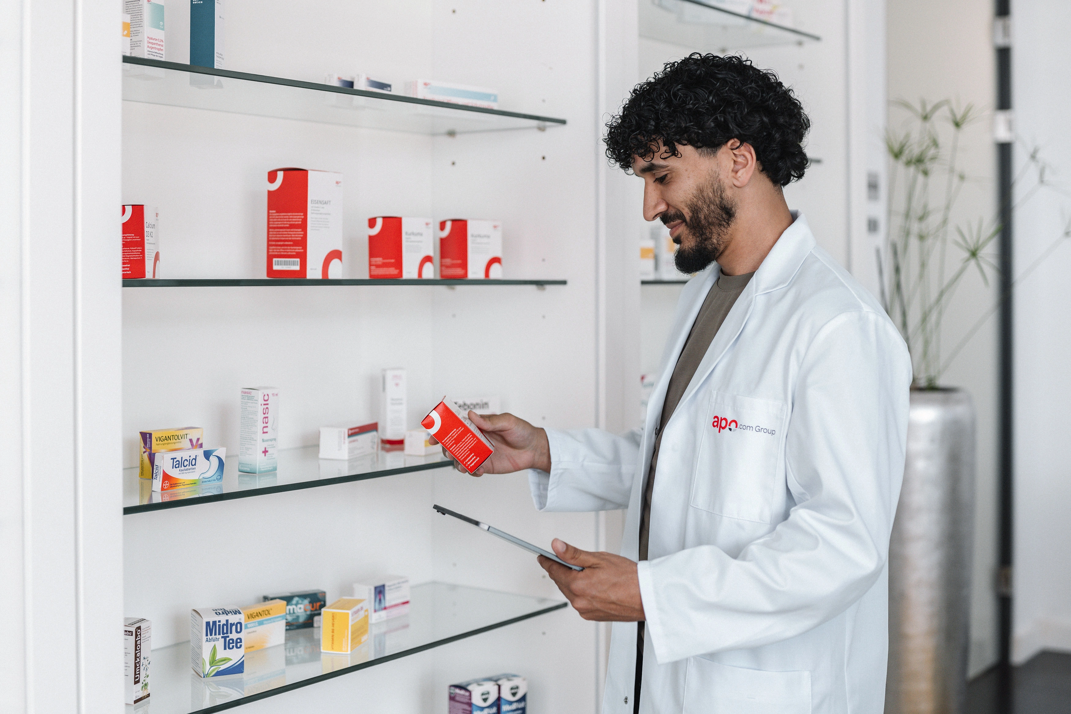 Faouzi Chahid bei der pharmazeutischen Arbeit in der Apotheke