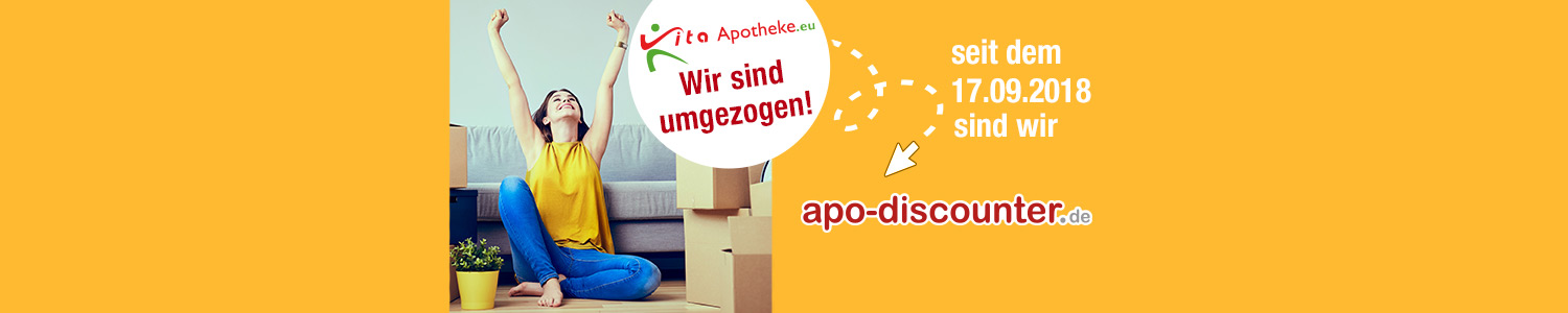 Eine Frau sitzt jubelnd mit nach oben gestreckten Armen zwischen Umzugskartons vor einem Sofa