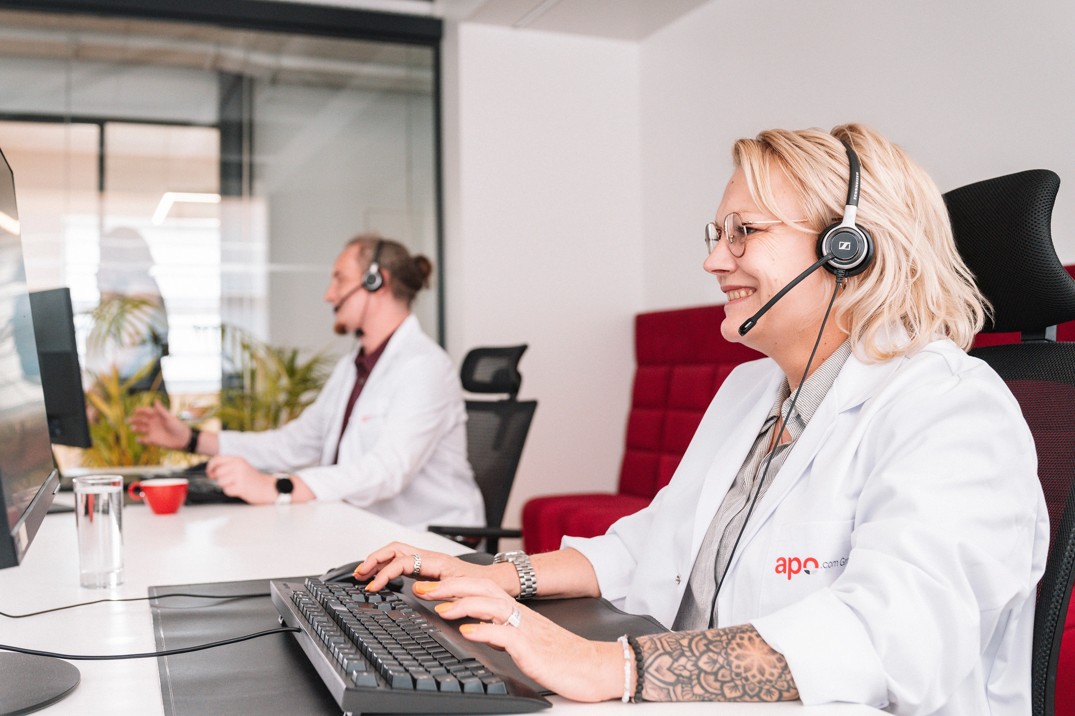 Pharma-Team von apodiscounter bei der telefonischen pharmazeutischen Beratung