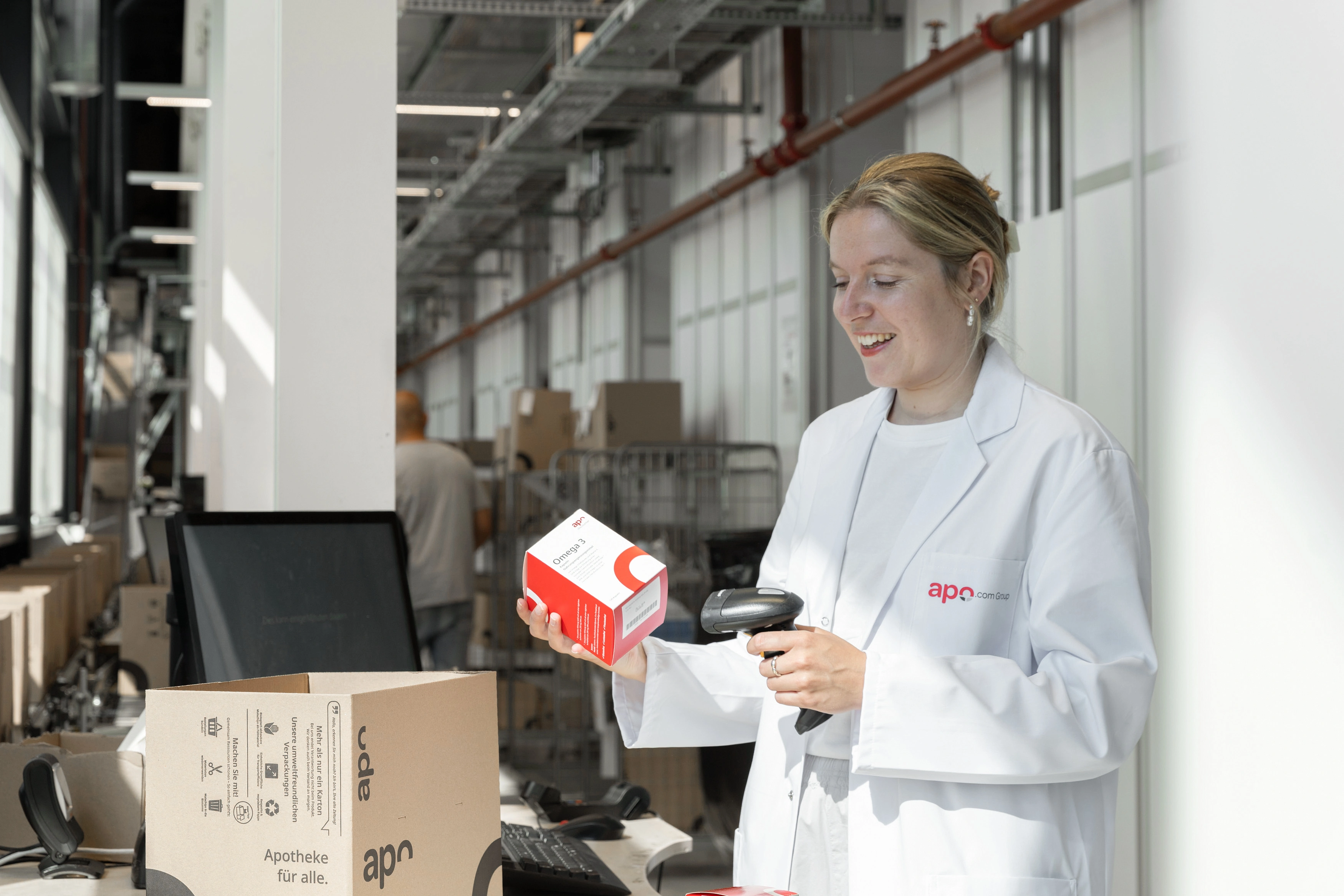 Pharmazeutische Kontrolle eines Arzneimittelpakets vor dem Versand