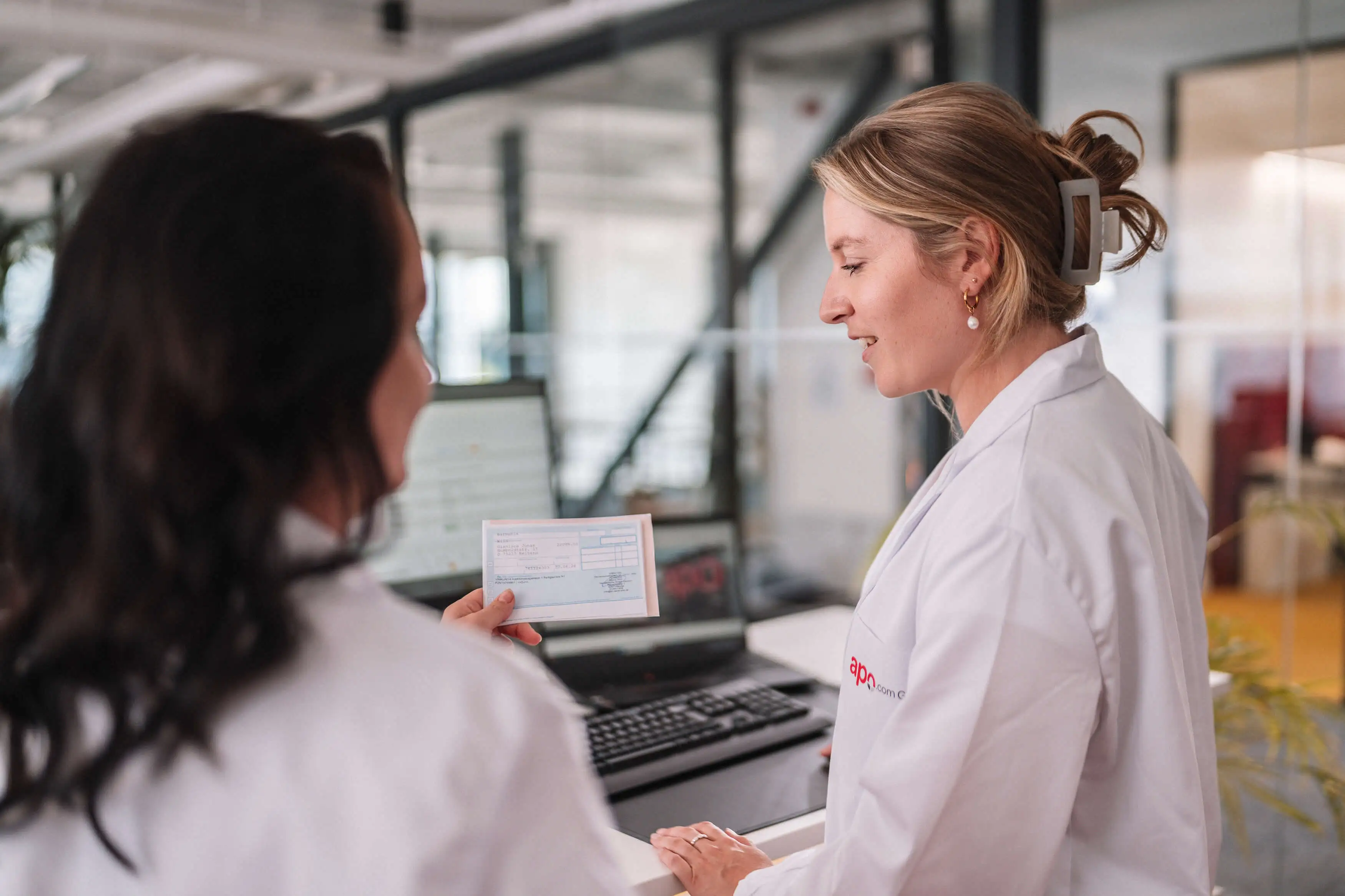 Kolleginnen des Pharma-Teams bei der fachlichen Abstimmung