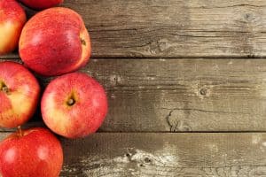 Apfel mit Schale essen kann bei Durchfall helfen