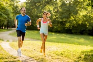 Laufen Jogging und Nordic Walking sind Sportarten die zum Abnehmen geeignet sind