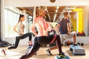 Step Aerobic ist eine Sportart die wirksam beim Abnehmen ist