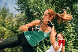 Die Kampfsportarten Boxen und Tae-Bo unterstützen das Abnehmen
