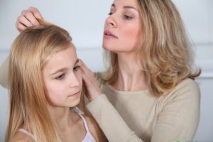 Kreisrunder Haarausfall hat bei Kindern und Erwachsenen die gleichen Ursachen