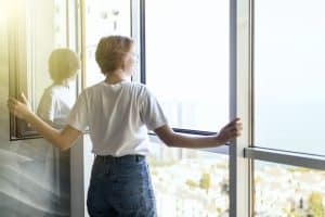 Durch regelmäßiges Luften und Luftreinigen wird eine Hausstauballergie vorgebeugt