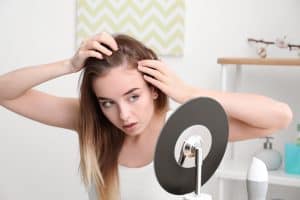Der Verlauf des Haarausfalls bei Frauen ist milder