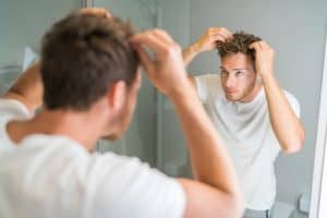 Kopfhauttherapeutika können Haarausfall bei Männern mildern