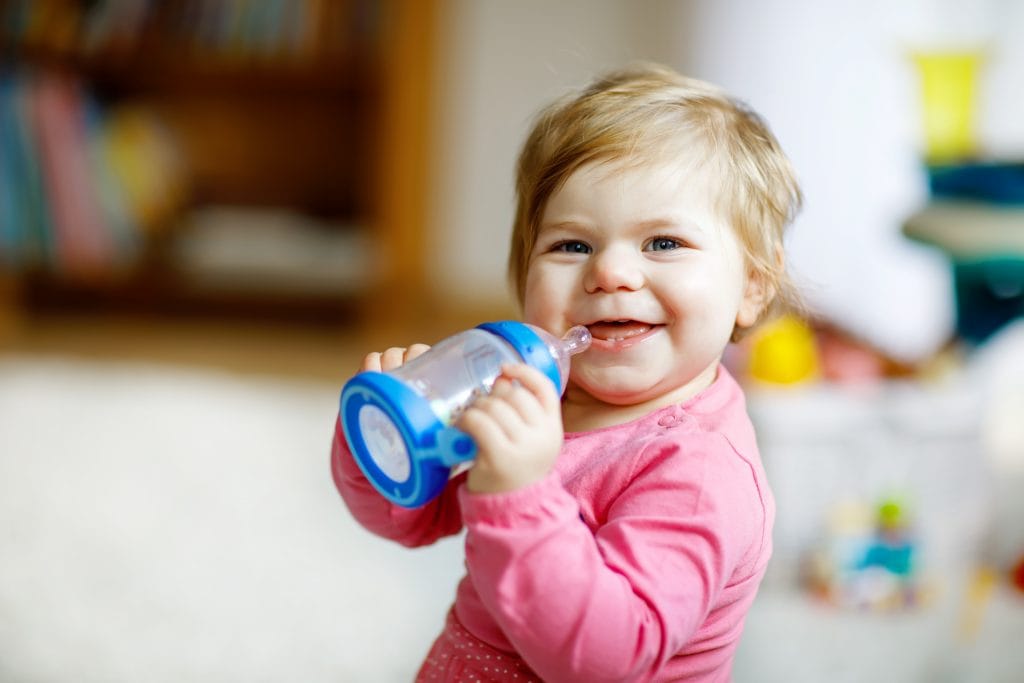 Baby trinkt aus der Flasche