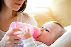 Mit der Flasche aufgezogene Babys neigen häufig zu Blähungen