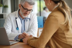 Gastritis beim Arzt untersuchen und behandeln lassen