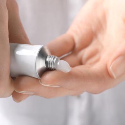 Creme auf Fingerspitze