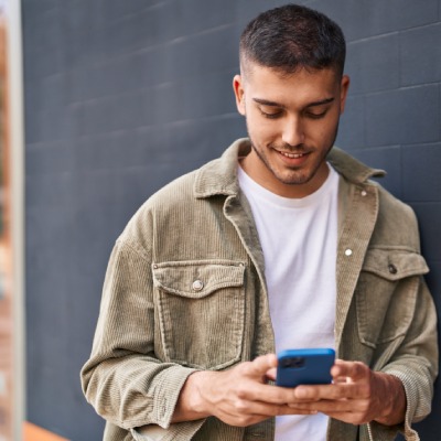 Junger Mann mit Smartphone