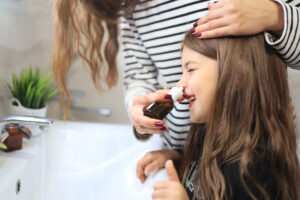 Nasensprays für Kinder: junges Mädchen