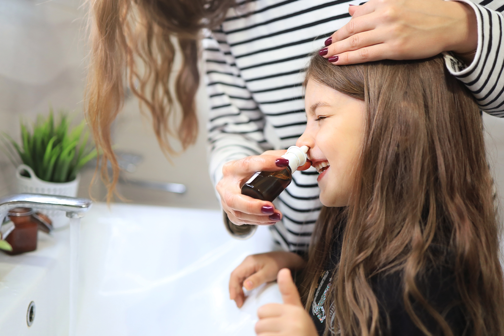 Nasensprays für Kinder: junges Mädchen