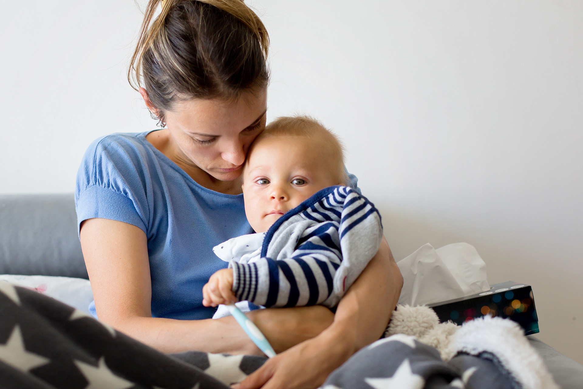 Erkältung bei Babys: Mutter mit Baby