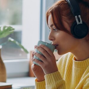 Frau trinkt Kaffee
