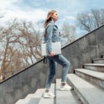 Frau steigt Treppe