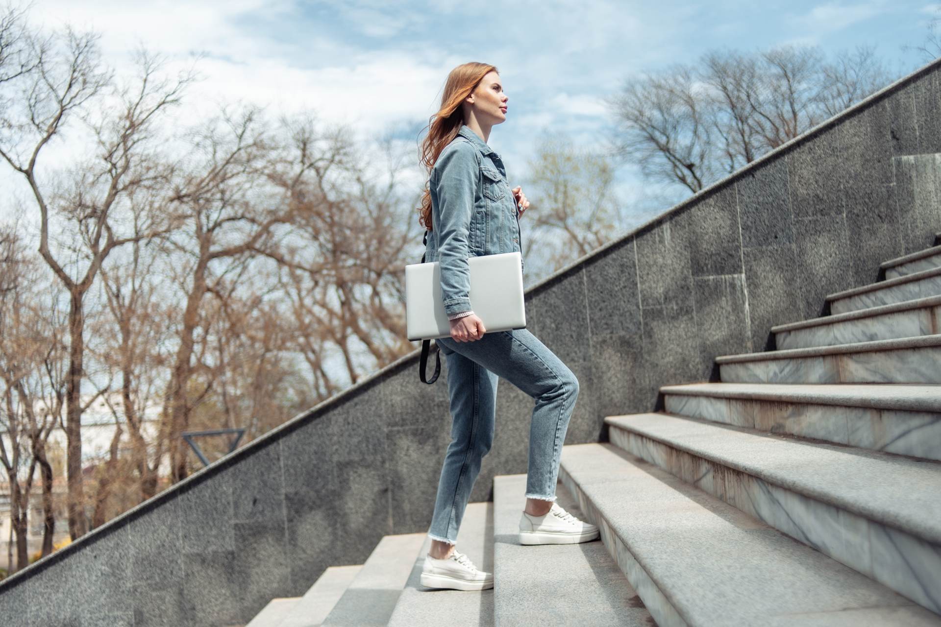Frau steigt Treppe