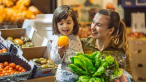 Mutter und Kind mit Obst und Gemüse