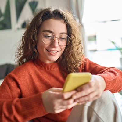 Frau mit Smartphone
