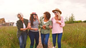 Vier Frauen unterschiedlichen Alters repräsentieren die vier Phasen der Wechseljahre.