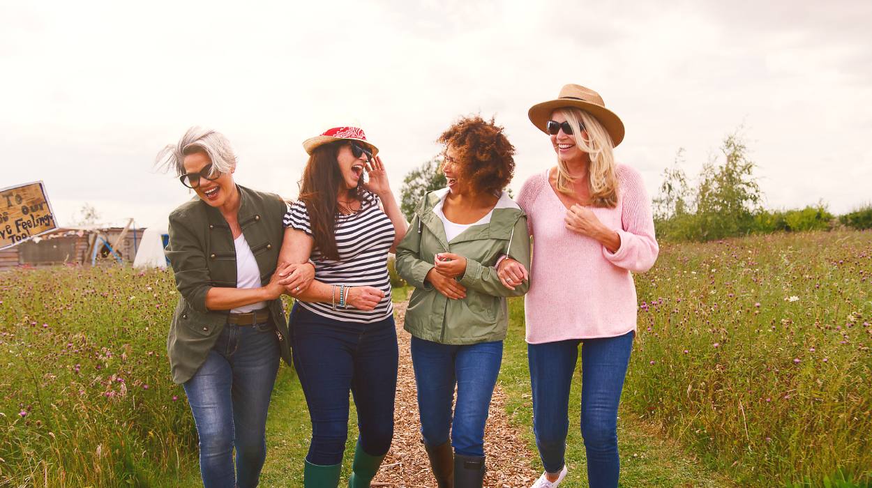 Vier Frauen unterschiedlichen Alters repräsentieren die vier Phasen der Wechseljahre.